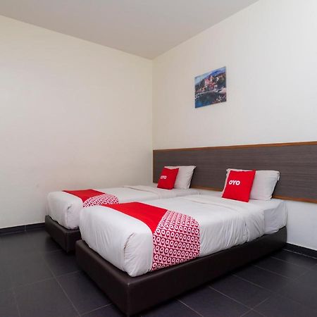 Oyo 44095 Bluewater Hotel Мерсинг Экстерьер фото